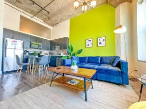 Spacious 2BR South Loop with Skyline view, Optional Parking and Gym Access Near McCormick Place and Soldier Field