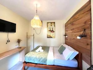 Cozy Bungalow Isa with AC and Generator in General Luna