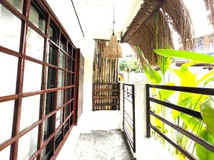 Cozy Bungalow Isa with AC and Generator in General Luna