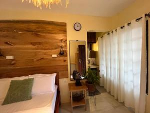 Cozy Bungalow Isa with AC and Generator in General Luna