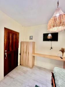 Cozy Bungalow Isa with AC and Generator in General Luna