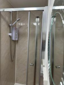 Luxury Ensuite Apartment with Balcony Free Parking