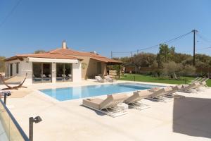 MaYa Villa, Heated Pool Estate near Rethymno andamenities!