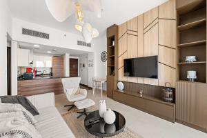 Waterfront View 1BR APT with Gym, Pool & Sauna