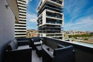 Modern Apartment with a pool - By Welcomely