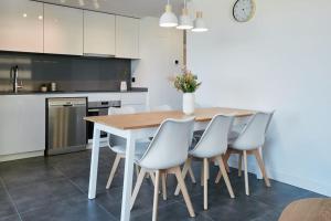 Modern Apartment with a pool - By Welcomely