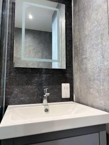 Superb townhouse near vibrant Gloucester Road