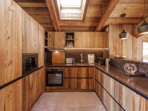 Chalets Chalet de Luxe avec Piscine et Sauna, Proche des Pistes a Courchevel - FR-1-568-33 : photos des chambres