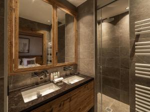 Chalets Chalet de Luxe avec Piscine et Sauna, Proche des Pistes a Courchevel - FR-1-568-33 : photos des chambres