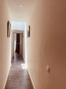 Bright airy family style 7 min walk to beach