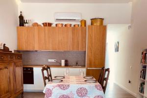 Bright airy family style 7 min walk to beach