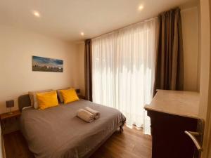 Bright airy family style 7 min walk to beach