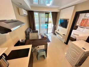 1 - Bedroom Apartment Pool Access, 750m to the Beach