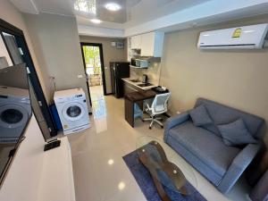 1 - Bedroom Apartment Pool Access, 750m to the Beach