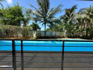 1 - Bedroom Apartment Pool Access, 750m to the Beach