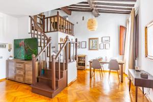 GuestHost - Renaissance Romance - Florence Gem Apartment