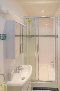 Cosy House with Paris Metro Direct Champs Elysées Eiffel Montmartre