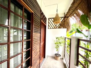 Cozy Bungalow Dua with AC and Generator in General Luna