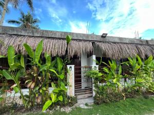 Cozy Bungalow Dua with AC and Generator in General Luna
