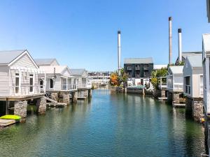 Modern Canal Lifestyle