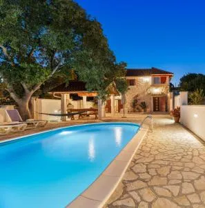 The Grandfather's courtyard villa with heated pool - Budak