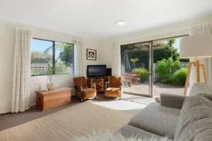 A stroll away from beach - Omanawa