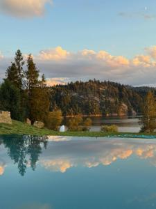 Czorsztyn Prestige Osada - dla osób od 12 lat - przyjazna psom z dostępnym parkiem dla psów z przepięknym widokiem na jezioro