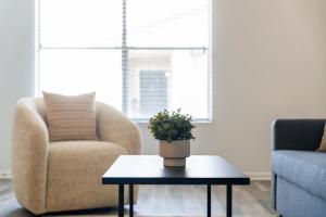 Comfortable 2BR - Pool Near Major Attractions