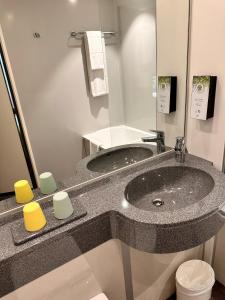 Hotels Hotel Kyriad Rennes Centre Gare : photos des chambres