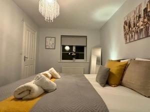 Eskdale Townhouse- Spacious 4BR ,Crawley, Free Wifi, Parking, fully equipped, contractor friendly, temporary relocations welcome, near Gatwick Airport
