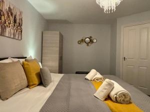 Eskdale Townhouse- Spacious 4BR ,Crawley, Free Wifi, Parking, fully equipped, contractor friendly, temporary relocations welcome, near Gatwick Airport