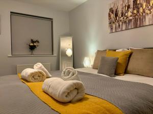 Eskdale Townhouse- Spacious 4BR ,Crawley, Free Wifi, Parking, fully equipped, contractor friendly, temporary relocations welcome, near Gatwick Airport
