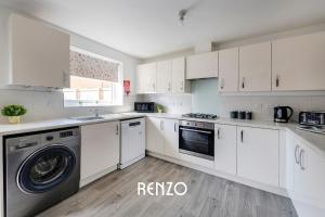 Gorgeous 4-bed Home in Nottingham by Renzo, Free Driveway Parking, Great Location!