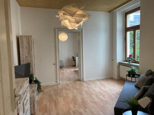 Cosy, new furniture, 10min walk to train station