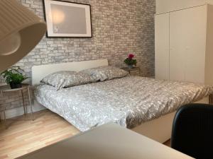 Cosy, new furniture, 10min walk to train station