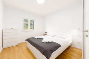 Seaview 3 Bed Apartment Sleeps 6 with Sea Views