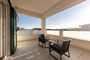 Seaview 3 Bed Apartment Sleeps 6 with Sea Views