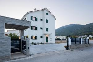 Seaview 3 Bed Apartment Sleeps 6 with Sea Views