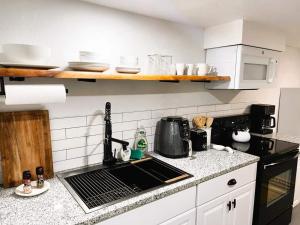 1BR Apt 1500 Monthly 8mins to Integris #C2