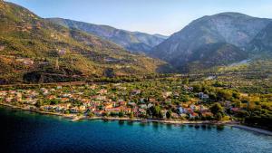 Steinturm mit Dach-Terrasse zwischen Fluß, Meer und Gebirge- Spiti Pirgos
