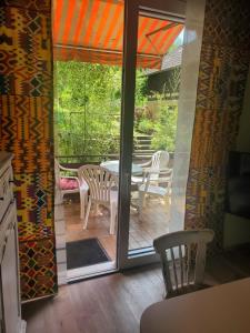 Zwei Zimmer im Stadt Altbau mit Balkon