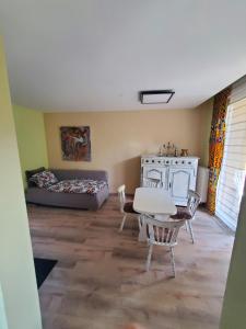 Zwei Zimmer im Stadt Altbau mit Balkon