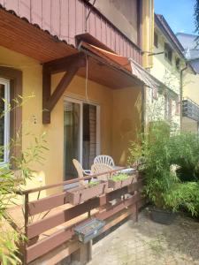 Zwei Zimmer im Stadt Altbau mit Balkon