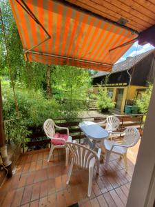 Zwei Zimmer im Stadt Altbau mit Balkon