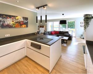 8 Personen Ferienhaus ,,Seegelblick" am Goitzschesee, erste Reihe am Strand mit Sauna, Whirlpool, Kamin, Wallbox & SUP