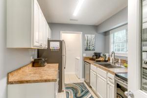 Upscale St Simons Condo Sunroom and Steps to Pool!