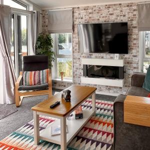 Rolos Lakeside Lodge With Hot Tub & Hi-Speed Wifi