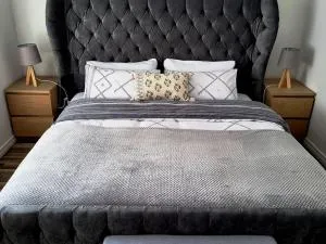 Centrally located 2 bedroom house with garden - Curr