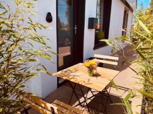 Studio premium, à 50m du Lac dArdres avec terrasse