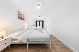 Spacious Sleep 14 - 1 min from Tooting Station MR3 - London